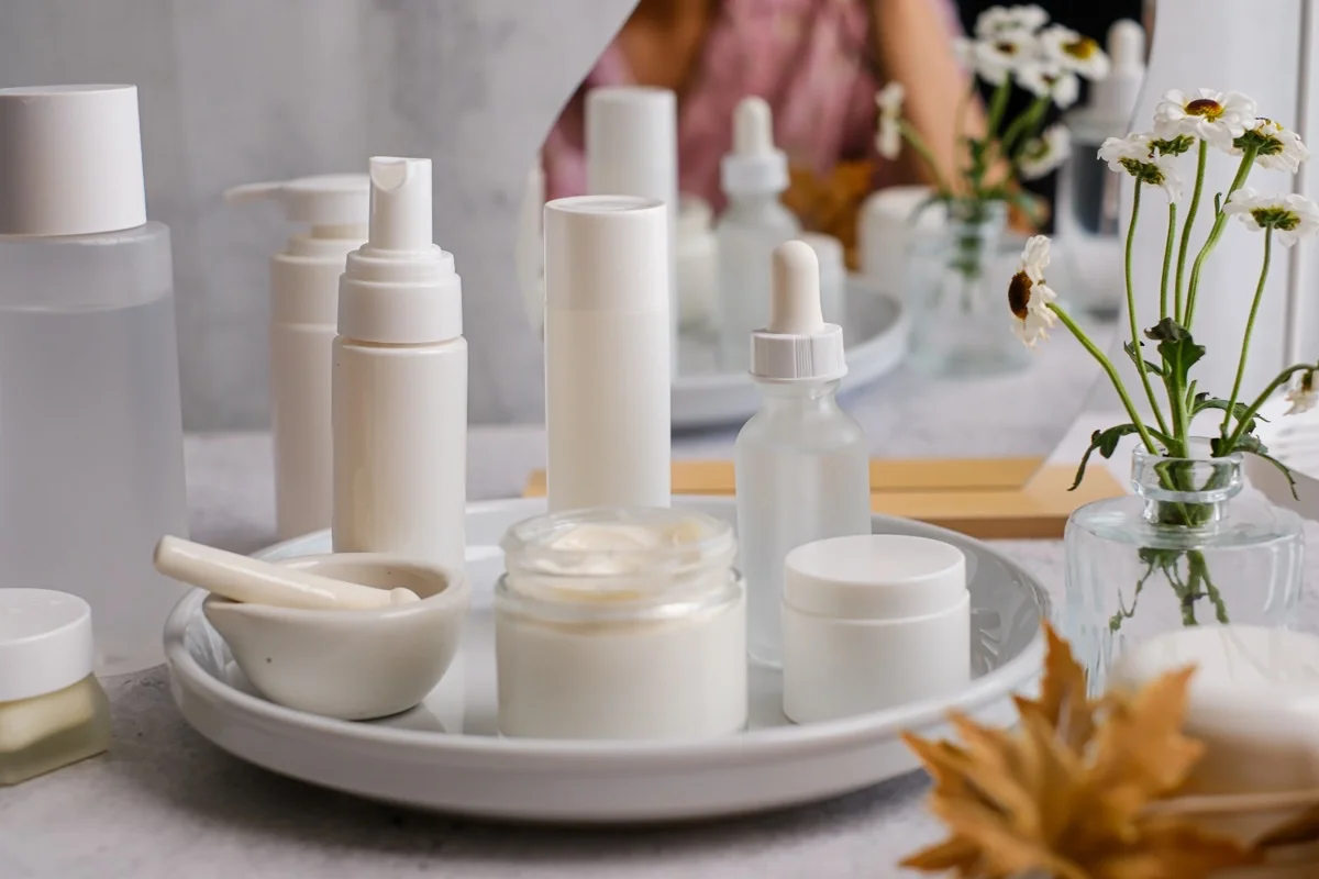 Peau mature après 50 ans: pourquoi le sérum devient une étape centrale de la routine