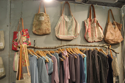 Photo Inge de Jonge. Créatrice de mode éthique, éco-responsable, intemporelle. Boutique et atelier de confection en Cevennes.