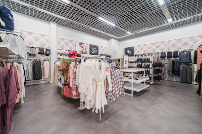 Photo GEMO HOUSSEN COLMAR Chaussures et Vêtements