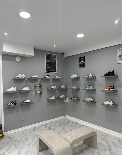 Photo Met ta sneakers