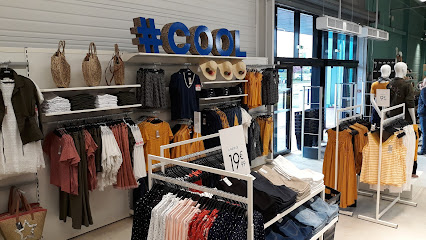 Photo GEMO CORBEIL ESSONNES Chaussures et Vêtements