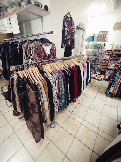 Photo SAS Chez Jacky et Fille : Commerce de Vêtements - Chaussures - Linges de Maison - Jouets - Laine en Aveyron à Salles-Curan